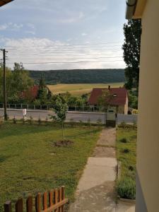 een uitzicht op een veld vanuit een huis bij Livi Apartman in Szentantalfa