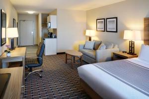 Posezení v ubytování Pomeroy Inn and Suites Vermilion