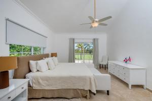 um quarto branco com uma cama e uma ventoinha de tecto em Luxury & Modern Villa with Pool at Cocotal Golf & Country Club em Punta Cana