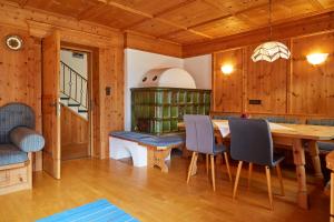 jadalnia ze stołem i krzesłami w obiekcie Apartments Kirchebnerhof w mieście Oetz