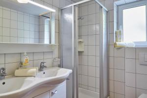biała łazienka z umywalką i prysznicem w obiekcie Apartments Kirchebnerhof w mieście Oetz +37 zdjęć