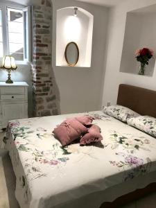 a bed with pink pillows on it in a bedroom at New renovated Old Town Martiva Apartment in Kotor