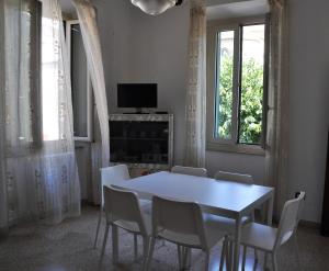 uma sala de jantar com uma mesa branca e cadeiras em La Casa di Pedaso em Pedaso