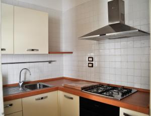 uma cozinha com um lavatório e um fogão forno superior em La Casa di Pedaso em Pedaso