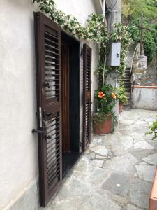 an open door to a house with flowers at Affittacamere AlFrantoio in Monterosso al Mare