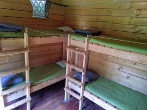 Habitación con 3 literas en una cabaña en Baza biwakowa "Warownia", en Srebrna Góra