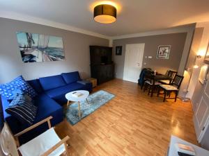 a living room with a blue couch and a table at Apartment Ferienwohnung Blumenstadt in Erfurt