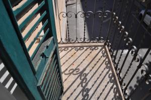 uma porta aberta com um portão de metal em La Casa di Pedaso em Pedaso