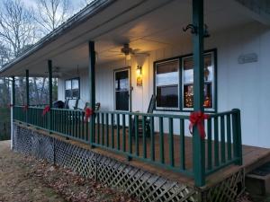 een veranda van een huis met rode bogen erop bij A Little Slice of Smokey Mountain Heaven with Wifi in Franklin