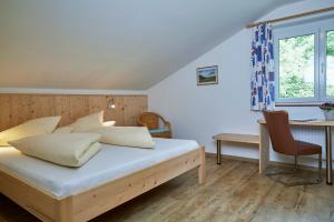 sypialnia z łóżkiem, stołem i biurkiem w obiekcie Apartments Kirchebnerhof w mieście Oetz