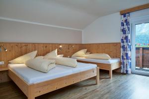 Łóżko lub łóżka w pokoju w obiekcie Apartments Kirchebnerhof