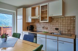 Kuchnia lub aneks kuchenny w obiekcie Apartments Kirchebnerhof