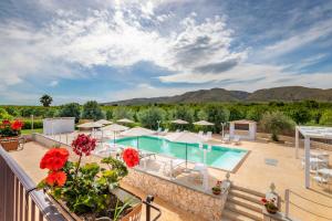 un resort con piscina e montagne sullo sfondo di Tramonto Ibleo Resort ad Avola