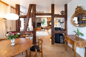 ein Wohnzimmer mit einem Tisch und einem Spiegel in der Unterkunft Ferien im Pfarrhaus in Bad Wildungen