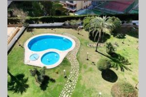 Výhled na bazén z ubytování Apartamento Turistico Galeno nebo okolí