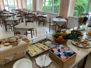 una tavola con molti tipi di cibo diversi di Hotel Levante Riccione Convenzionato Oltremare e Acquario di Cattolica a Riccione