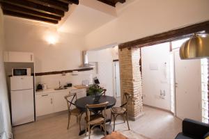 cocina y comedor con mesa y sillas en Gardina Toledo, en Toledo