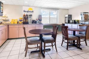 Gallery image of Days Inn by Wyndham Neenah in Neenah