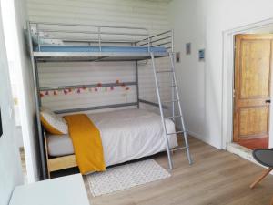 a bunk bed in a room with a ladder at La Marinière, 3chb, à 500m de la mer - St Denis Oléron in La Gautrie