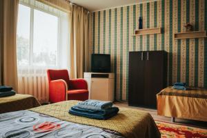 um quarto de hotel com duas camas e uma televisão em Kallaste Hostel em Kallaste