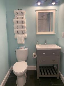 Ein Badezimmer in der Unterkunft John Yancey Oceanfront Inn