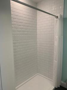 Ein Badezimmer in der Unterkunft John Yancey Oceanfront Inn