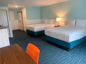 Ein Bett oder Betten in einem Zimmer der Unterkunft John Yancey Oceanfront Inn