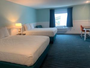 Ein Bett oder Betten in einem Zimmer der Unterkunft John Yancey Oceanfront Inn