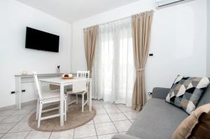 TV a/nebo společenská místnost v ubytování Apartments Anamarija