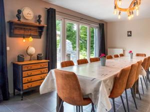 デュルビュイにあるPleasant holiday home with infrared saunaのダイニングルーム(大きなテーブル、椅子付)
