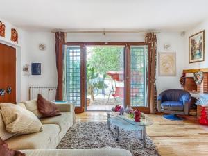Comfortable Villa in Roma with Garden and Barbecue في روما: غرفة معيشة مع أريكة وطاولة زجاجية