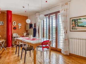 comedor con mesa y sillas en Comfortable Villa in Roma with Garden and Barbecue, en Roma