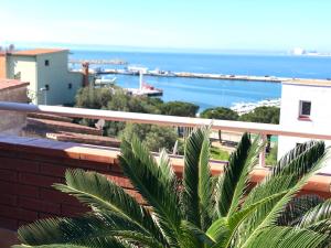 d'un balcon avec vue sur l'océan. dans l'établissement NAUTICA 10 - Apartamento terraza con vistas al mar - aire acondicionado - cerca puerto, playa y centro, à Roses
