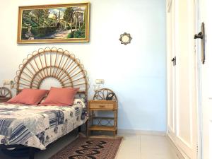 - une chambre avec un lit et une photo sur le mur dans l'établissement NAUTICA 10 - Apartamento terraza con vistas al mar - aire acondicionado - cerca puerto, playa y centro, à Roses