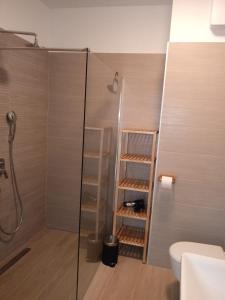 bagno con doccia e box doccia in vetro di SEAVIEW ROGOZNICA a Rogoznica (Rogosnizza)