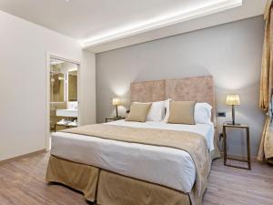 a bedroom with a large bed in a room at Brand new boutique apartment in the heart of Venice in Venice