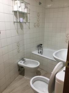 オビエドにあるApartamento Masaveuのバスルーム(トイレ、洗面台、バスタブ付)