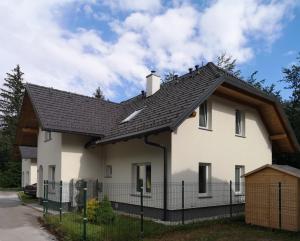 博希尼Villa Melody的一栋带有黑色屋顶的白色房子