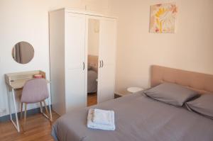 a bedroom with a bed and a desk and a mirror at Bel appartement Tours Centre 2 chambres, 6 pers "Pied-à-Tours" in Tours