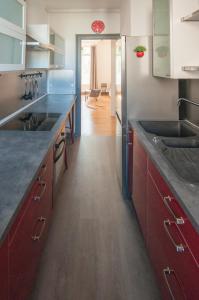 a kitchen with red cabinets and a counter top at Bel appartement Tours Centre 2 chambres, 6 pers "Pied-à-Tours" in Tours