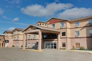una rappresentazione di un hotel con parcheggio di Stonebridge Hotel Dawson Creek a Dawson Creek
