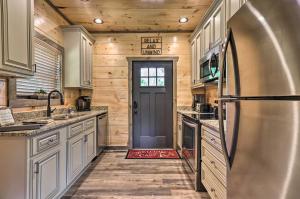 Modern Gatlinburg Cabin with Hot Tub, Game Room