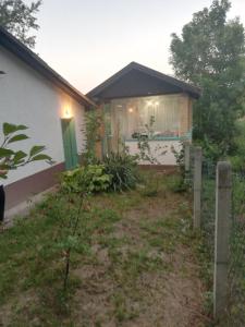 uma casa com uma cerca em frente a um quintal em ZEN - VIKENDICA em Bezdan