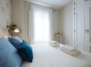Posteľ alebo postele v izbe v ubytovaní RentalSevilla Vidrio I + 27 fotografií