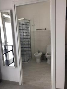 A bathroom at fronteMare faleria1