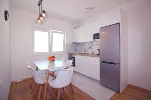 Kuchyň nebo kuchyňský kout v ubytování Sun Apartments