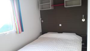 A bed or beds in a room at Chalet Park Zeeberm CommV