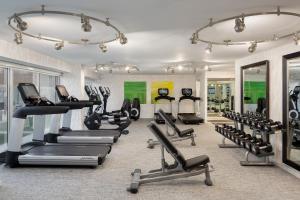 un gimnasio con varias cintas de correr y máquinas cardiovasculares en Hyatt Regency - Greenville, en Greenville