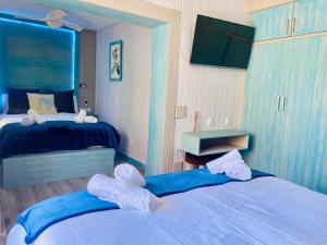 ein Hotelzimmer mit 2 Betten und einem Spiegel in der Unterkunft Villa Palma in Marbella