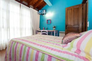 Säng eller sängar i ett rum på Viviendas La Campa